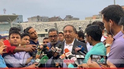 সংবাদ মাধ্যমের সঙ্গে কথা বলছেন বিসিবি সভাপতি নাজমুল হাসান পাপন