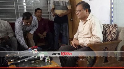 সংবাদকর্মীদের সঙ্গে কথা বলছেন তথ্যমন্ত্রী (ছবি&ndash; প্রতিনিধি)