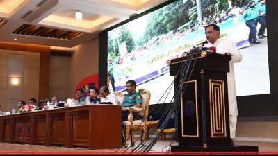 সমাবেশে বক্তব্য রাখছেন স্বরাষ্ট্রমন্ত্রী আসাদুজ্জামান খাঁন কামাল
