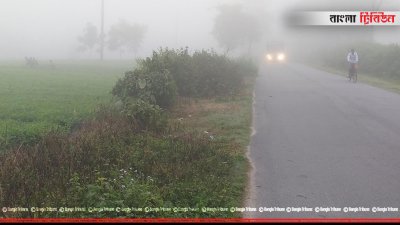 কুয়াশার কারণে হেডলাইট জ্বালিয়ে গাড়ি চলাচল করছে