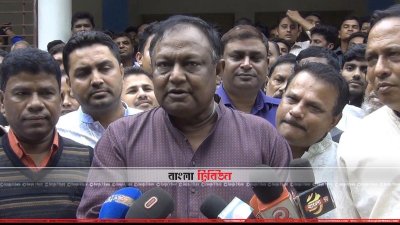 পেঁয়াজের দাম বৃদ্ধি নিয়ে সাংবাদিকদের সঙ্গে কথা বলছেন বাণিজ্যমন্ত্রী (ছবি&ndash; প্রতিনিধি)