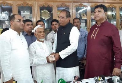 নগদ টাকা তুলে দিচ্ছেন এমপি মুকুল