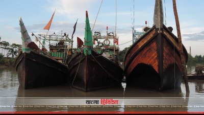 নিষেধাজ্ঞা থাকায় পড়ে রয়েছে জেলেদের নৌকা