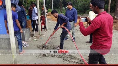 কাভার্ড ভ্যান থেকে পাইপ দিয়ে টেনে আনা হয় গ্যাস