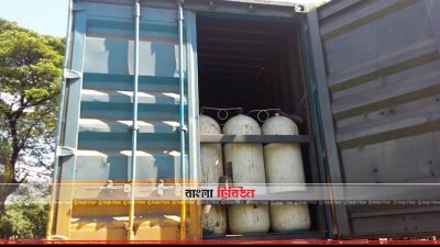 কাভার্ড ভ্যানের ভেতরে রাখা এলপিজি সিলিন্ডার