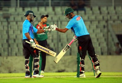 ব্যাটিংয়ে ভালো অবদান রেখেছেন ইমরুল (বাঁয়ে)