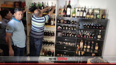 আজিজ মোহাম্মদ ভাইয়ের বাসার মিনি বার 