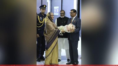 দেশে ফেরার পর প্রধানমন্ত্রী শেখ হাসিনাকে ফুল দিয়ে শুভেচ্ছা জানান আওয়ামী লীগের সাধারণ সম্পাদক ওবায়দুল কাদের এবং মুক্তিযুদ্ধ বিষয়কমন্ত্রী আ ক ম মোজাম্মেল হক। (ছবি:ফোকাস বাংলা)