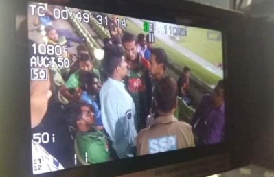সাদা শার্ট পরা ইমরানের সঙ্গে তর্ক করছেন মুশফিক