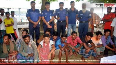 নিষেধাজ্ঞার সময় ইলিশ শিকার করতে গিয়ে আটক