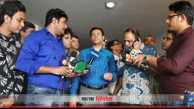 সাংবাদিকদের সঙ্গে কথা বলছেন মাদকদ্রব্য নিয়ন্ত্রণ অধিদফতরের অতিরিক্ত পরিচালক মো. ফজলুর রহমান