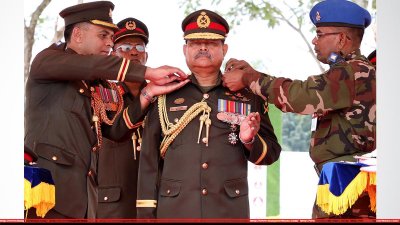 সেনাপ্রধানকে &lsquo;কর্নেল কমান্ড্যান্ট&rsquo; ব্যাজ পরানো হচ্ছে