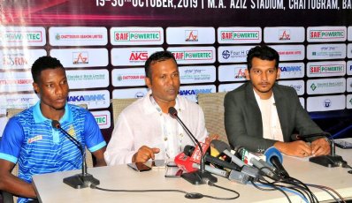 ম্যাচ পরবর্তী সংবাদ সম্মেলনে কথা বলছেন চট্টগ্রাম আবাহনী কোচ মারুফুল হক (মাঝে)