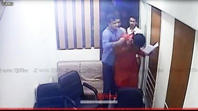 সিসিটিভি ফুটেজে শিক্ষককে মারধরের সেই ঘটনা