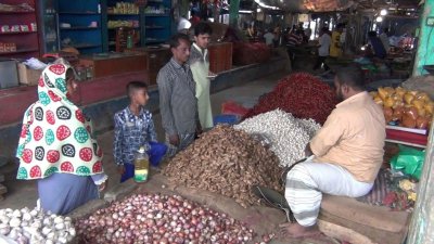 হিলির বাজারে পেঁয়াজ
