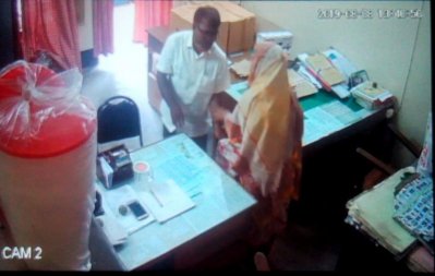 সিসিটিভি ফুটেজে জয়নাল আবেদীন ও তার অফিসের নারীকর্মী
