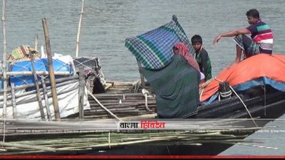 ঘর তৈরি জন্য কাঠ ও বাঁশ নিয়ে যাচ্ছেন জেলেরা