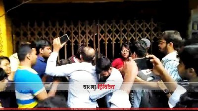 জোর করে ঢুকার চেষ্টা করায় প্রক্টোরকে বাধা দিচ্ছে শিক্ষার্থীরা 