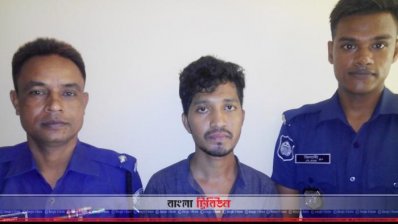 গ্রেফতার দুইজনের একজন তৈয়ব (মাঝখানে)