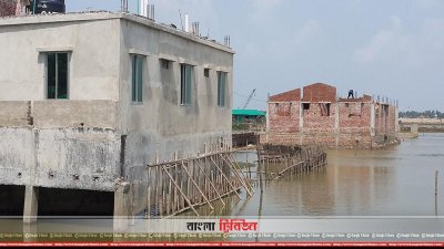 পেশকারপাড়া এলাকায় নদীর মধ্যে গড়ে ওঠা অবৈধ স্থাপনা