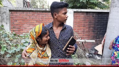 মর্গের সামনে কান্নায় ভেঙে পড়েন এক মা 
