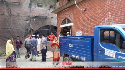 হাসপাতালে মর্গের সামনে স্বজনদের অপেক্ষা