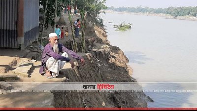 নিজের ঘরে সামনে বসে আছেন আব্দুল জলিল