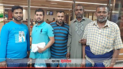 সৌদি থেকে ফেরত আসা কয়েকজন বাংলাদেশি কর্মী