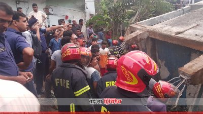 নারায়ণগঞ্জে ধসে পড়েছে একটি চারতলা ভবন