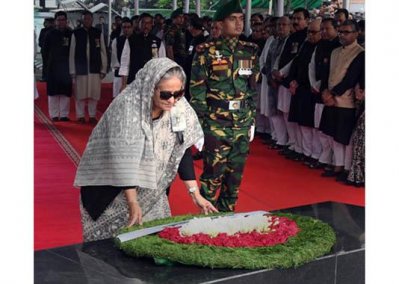 বঙ্গবন্ধু প্রতিকৃতিতে শ্রদ্ধা নিবেদন করছেন প্রধানমন্ত্রী