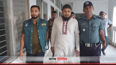 গ্রেফতার জুনায়েদ হোসেন লস্কর (সাদা পাঞ্জাবি গায়ে)