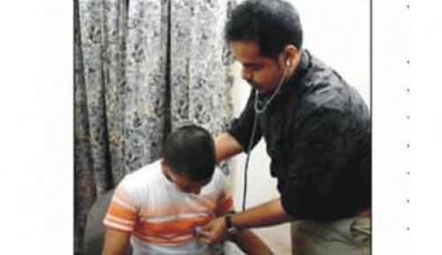 এক মাদকসেবীকে চিকিৎসা দেওয়া হচ্ছে (অনলাইন থেকে সংগৃহীত ছবি)