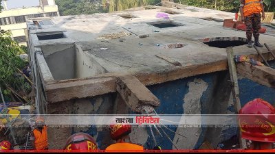 ফায়ার সার্ভিসের কর্মীরা উদ্ধার তৎপরতা চালিয়ে যাচ্ছেন। 