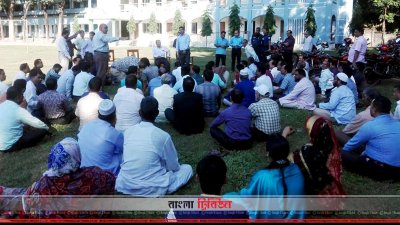 ঘটনার পর শিক্ষকদের প্রতিবাদ ও স্থানীয় প্রশাসন ও জনপ্রতিনিধির মাধ্যমে মীমাংসার দৃশ্য 