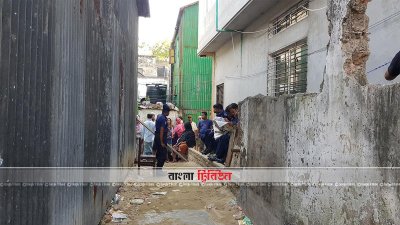 ভাবনের সামনে পাহাড়া দিচ্ছে পুলিশ