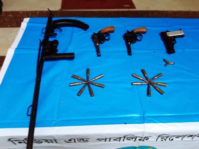 উদ্ধার করা অস্ত্র ও গুলি