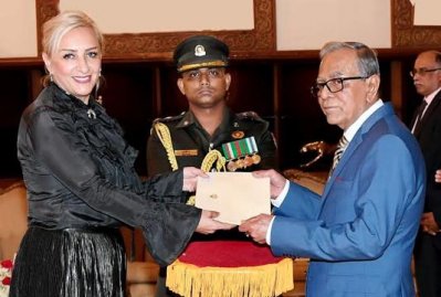 রাষ্ট্রপতিকে পরিচয়পত্র দিচ্ছের একজন রাষ্ট্রদূত