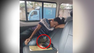 টাকার ওপর ঘুমিয়ে ডিবি কর্মকর্তা