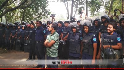 জাবি ভিসি`র বাসভবনের সামনে পুলিশের কয়েক স্তরের নিরাপত্তা ব্যবস্থা