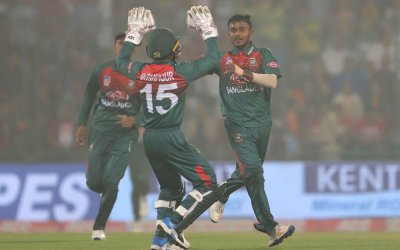 ভারতের গুরুত্বপূর্ণ দুটি উইকেট নেন বিপ্লব