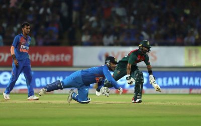 পান্তের থ্রোতে রান আউট হয়ে ফেরেন লিটন