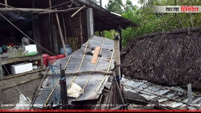 ঝড়ে ক্ষতিগ্রস্ত ঘরবাড়ি