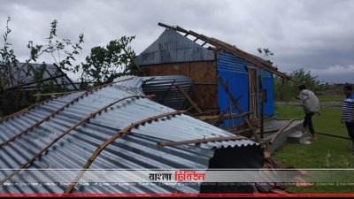 সাতক্ষীরায় ঝড়ের আঘাতে লণ্ডভণ্ড বাড়ি