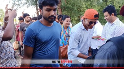 সেন্টমার্টিন থেকে ফিরে আসা পর্যটকদের স্থানীয় প্রশাসনের পক্ষ থেকে ফুল ও চকলেট দিয়ে শুভেচ্ছা জানানো হয়