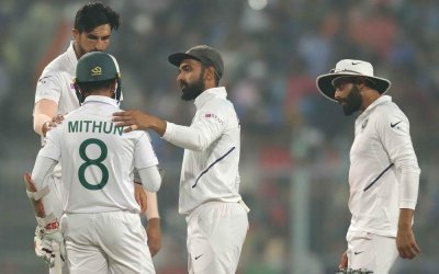 মিঠুনের মাথায় বল আঘাত করার পর তার সঙ্গে কথা বলেন ইশান্ত