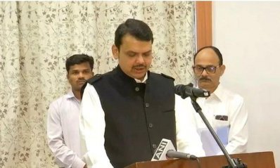 মহারাষ্ট্রে মুখ্যমন্ত্রী পদে শপথ নিলেন বিজেপির দেবেন্দ্র ফড়নবিশ