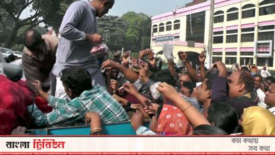 রংপুরে টিসিবি’র পেঁয়াজ কিনতে হুড়োহুড়ি (ভিডিও)