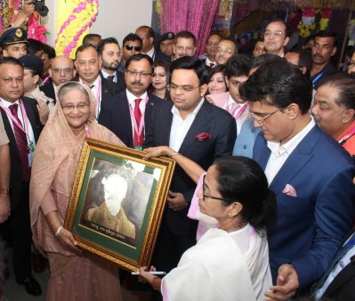 প্রধানমন্ত্রী শেখ হাসিনাকে বঙ্গবন্ধুর সোনায় মোড়ানো ছবি হাতে তুলে দিচ্ছেন পশ্চিমবঙ্গের মুখ্যমন্ত্রী মমতা ব্যানার্জি। ছবি-সিএবি। 