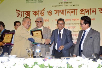অর্থমন্ত্রীর কাছ থেকে সম্মাননা নিচ্ছেন মন্নু
