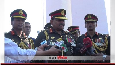 সাংবাদিকদের প্রশ্নের জবাব দিচ্ছেন সেনাপ্রধান